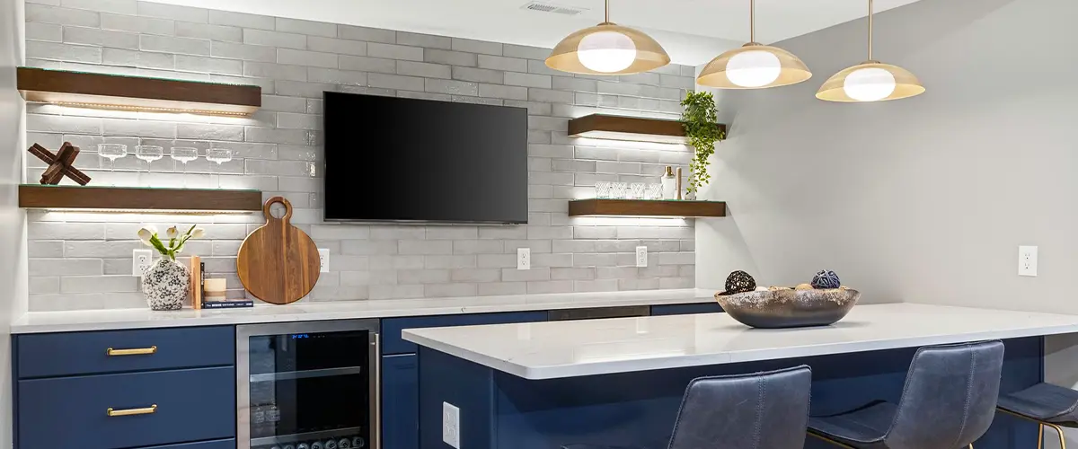 Modern navy blue kitchen with gold accents and open shelving.